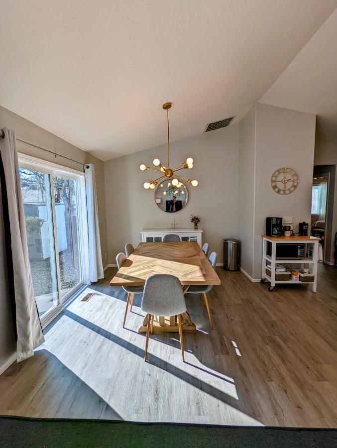 Contemporary 2-Bedroom Close To Downtown, Dining Eugene Buitenkant foto