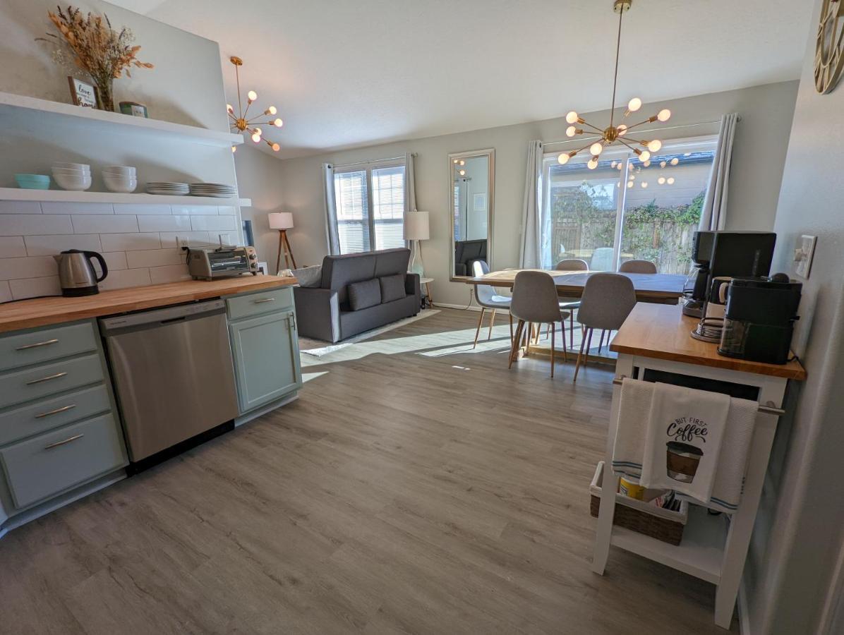 Contemporary 2-Bedroom Close To Downtown, Dining Eugene Buitenkant foto