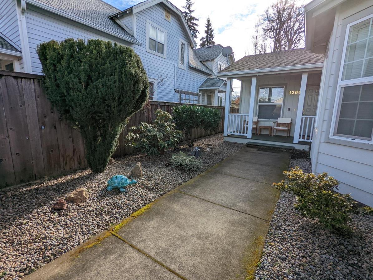 Contemporary 2-Bedroom Close To Downtown, Dining Eugene Buitenkant foto